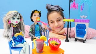 Куклы Монстер Хай в кафе. Видео для девочек.