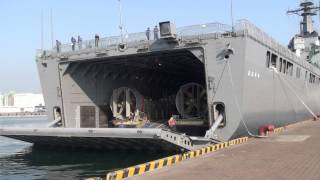 おおすみ 自衛艦旗掲揚