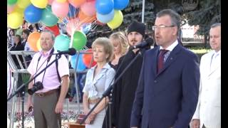 Выпускников торжественно поздравили на площади