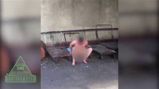 Видео  пьяный мужчина устроил  голый танец  возле ТЦ в Благовещенске