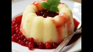 Молочная манная бабка ( манная каша с ягодами и подливкой).