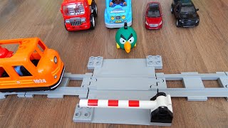 Машинки игрушки Город машинок 307: Железнодорожный переезд со шлагбаумом Мультики для детей видео