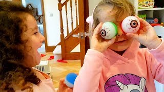 МИСС КЕЙТИ пугает родителей! Мисс Кейти и АЛИС играют у Кати и Макса! Катины страшилки на Хеллоуин