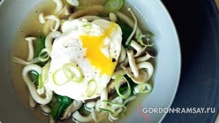 Рецепт от Гордона Рамзи :  Суп с лапшой, выпускным яйцом и зеленым луком