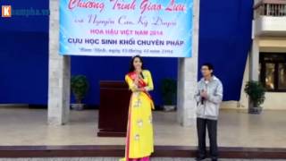 Hoa Hậu Kỳ Duyên ngây thơ hát "Hoang mang" tại trường cũ