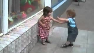 Ela pira, pira de raiva na atitude dele de amor.  (Muito engraçado. rsrs)