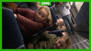 Bus met kinderen slaat om (het is gelukkig maar een oefening)