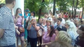 Самвел и Алексей поют возле театра им. Моссовета.