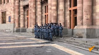 Родители солдат-срочников собрались у здания правительства Армении