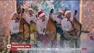 Шпилясті кобзарі переспівали "Let it snow'
