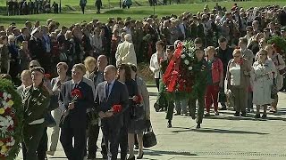 Жители Санкт‑Петербурга пришли на Пискаревское кладбище, чтобы почтить память павших в ВОВ.