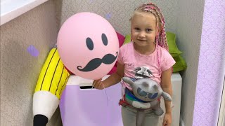Чем Алиса занимается перед сном ! Как Алиса играет с игрушками