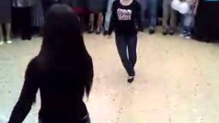 ДЕВУШКА КРАСИВО ТАНЦУЕТ ЛЕЗГИНКУ