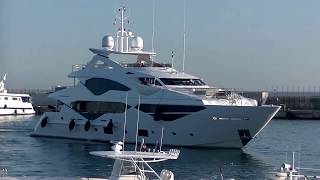 The US$ 18,000,000 Sunseeker [Yacht JACOZAMI] entering the Vieux Port in CANNES