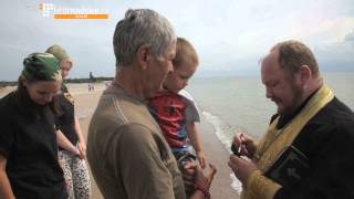 Сина бійця батальйону Донбас похрестили в Азовському морі