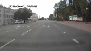 Девушка танцует на дороге