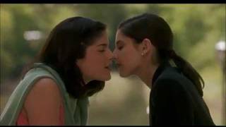 Famous girls kissing-I kissed a girl