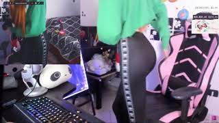 КАРИНА БЬЕТ СЕБЯ ПО ПОПЕ :33333