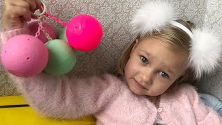 Алиса открывает ЛОЛ! КУКЛА СЮРПРИЗ и показывает !