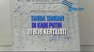 Tanda Tangan di Kain Putih di BIJB Kertajati