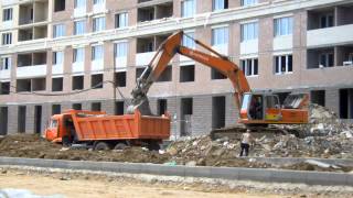 Погрузка строительного мусора экскаватором Hitachi