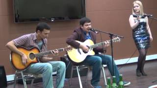 The Almonds - хулиганим в Сбербанке )) акустическое выступление.