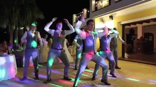 Noivos surpreendem com dança no casamento