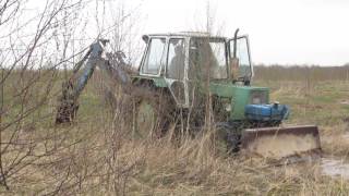 мой ЭО—2621 В 3 на базе трактора ЮМЗ 6, вылезаем из болота
