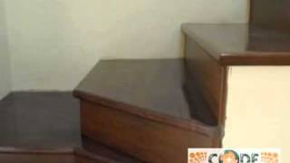 Escaleras de madera y piso laminado