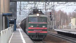 Электровоз ВЛ10У-744 с грузовым поездом