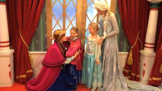 Anna and Elsa meet their twin minis!