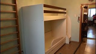 Двухъярусная кровать, с выдвижными ящиками под ступеньками.