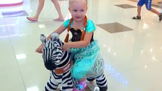 Алиса Холодное Сердце в парке развлечений Острова Alice Frozen at the amusement Park Island