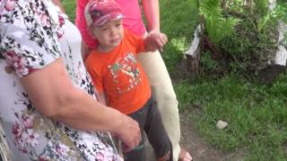 Неадекватная мать мучает ребенка