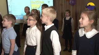 Песню "Бескозырка белая, в полоску воротник" исполняют ученики 2 класса