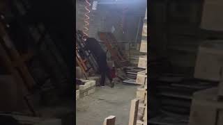 Торцовка пилмата на производстве поддонов