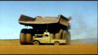 Auto wird von Muldenkipper überfahren / dump truck runs over car