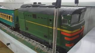 Деревянная стендовая модель тепловоза 2ТЭ116 с вагонами