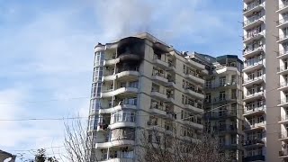 Огонь уничтожил закрытую квартиру: пожар в жилом доме в Батуми - видео