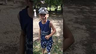 Какойто засранец пристал с тем, чтоб я его поцеловала в ЗАСОС!!!