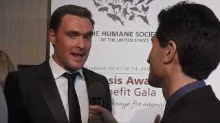 Owain Yeoman (The Mentalist) Interviewed at 2013 Genesis Awards by HappyCow's Ken Spector