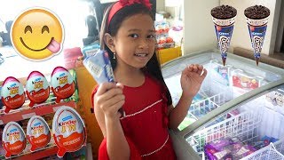 Jessica Jenica Beli Es Krim + Kinder Joy Sendiri di SUPERMARKET ? Apa Hadiahnya? ? Mainan Anak