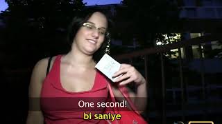 Yolda gördüğü kızlara ilişki için para teklif ediyor (Meme İçerir)