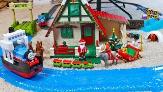 Железная дорога ТОМАС И ЕГО ДРУЗЬЯ вокруг НОВОГОДНЕЙ ЁЛКИ ? Christmas Thomas and friends