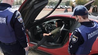 Полиция разводит девушку