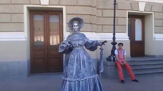 Живые куклы возле одесской оперы