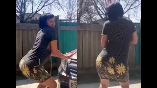 Красивая девушка танцует около машины на улице