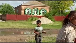 Ромалэ Жгут,дети купаются в луже  .