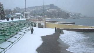 Снег на пляже и набережной. Алушта (Крым) 26.01.2016
