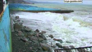 В Алуште очередной шторм смывает новый щебень с пляжей